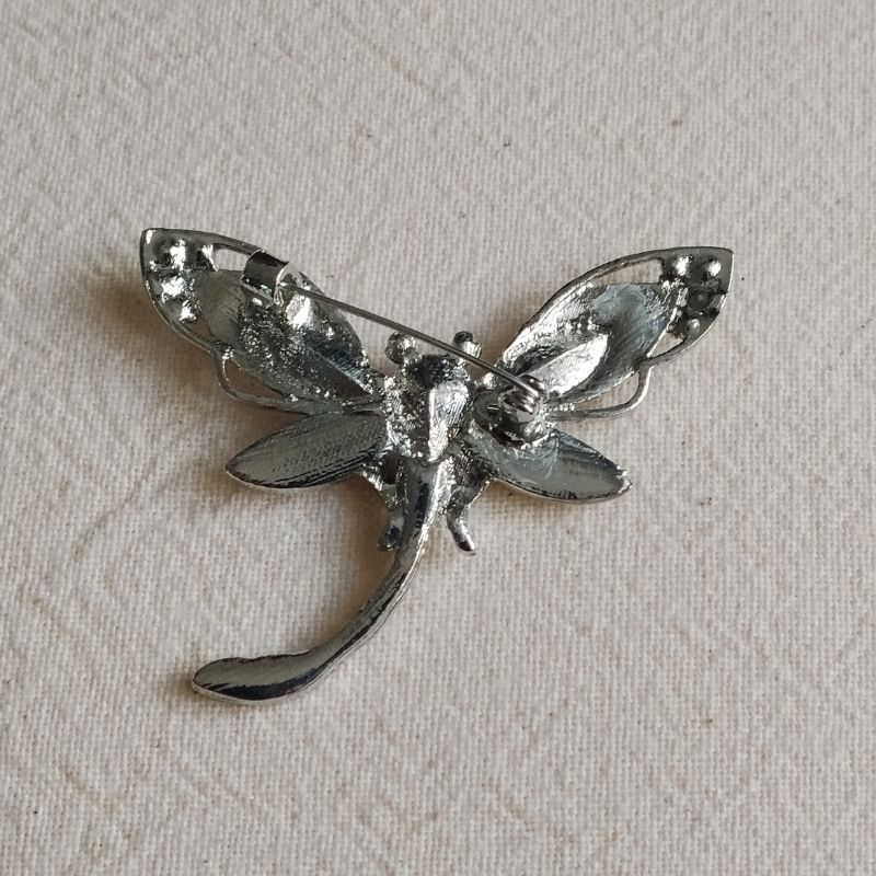 Broche Libellule Élégante dos sur tissu